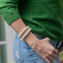 Load image into Gallery viewer, Model is wearing Olivia Cotton Pearl Bracelet_m donohue collection